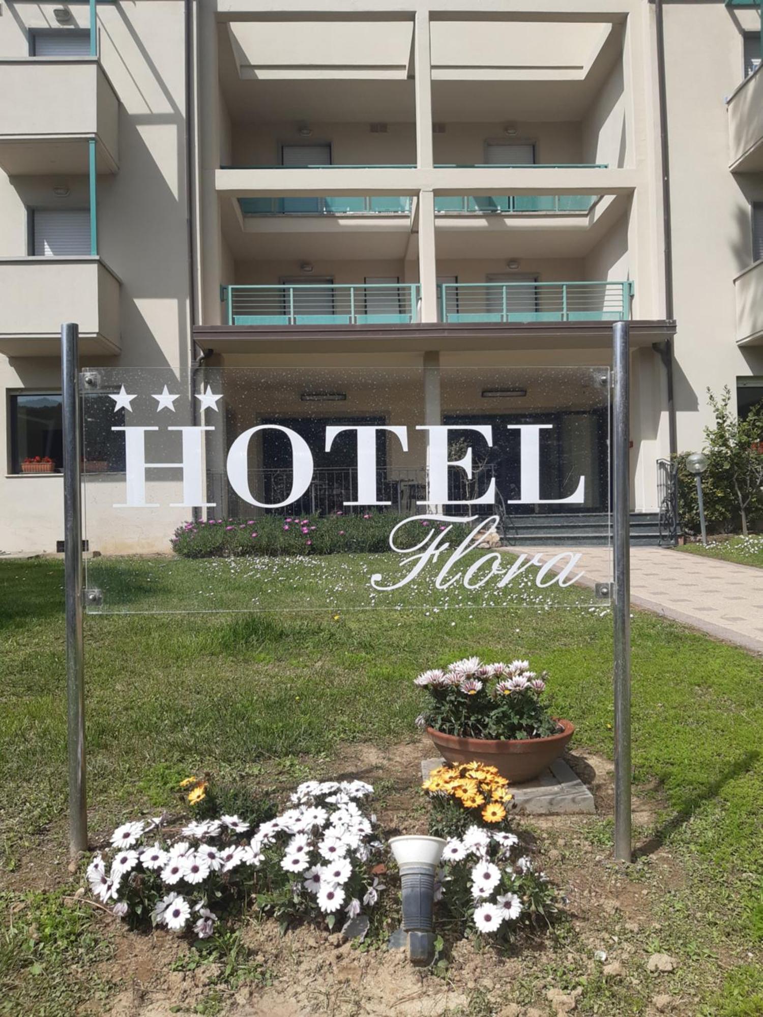 Hotel Flora Marina Di Bibbona Exterior photo
