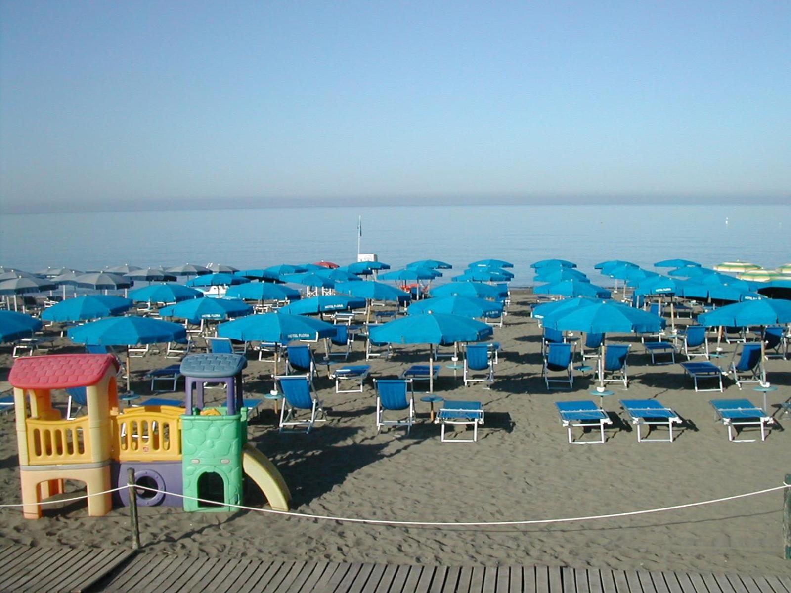 Hotel Flora Marina Di Bibbona Exterior photo